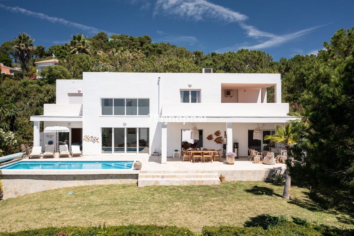 5 bedroom Villa For Sale