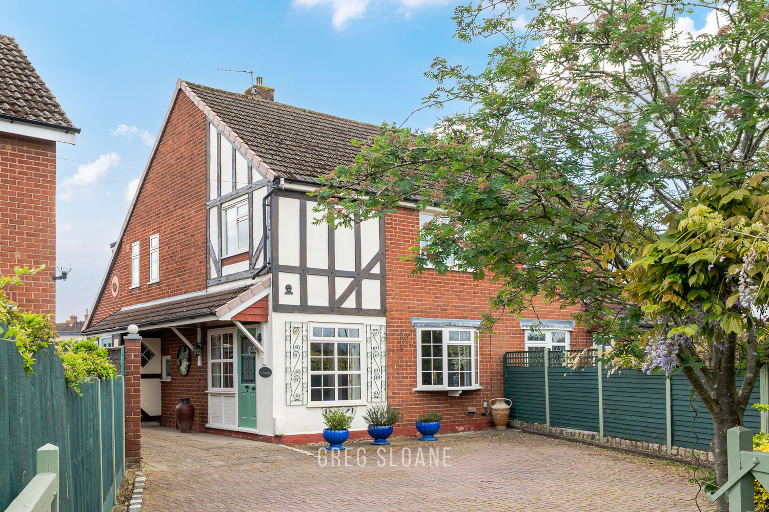 3 bedroom Semi-detached house Under Offer
