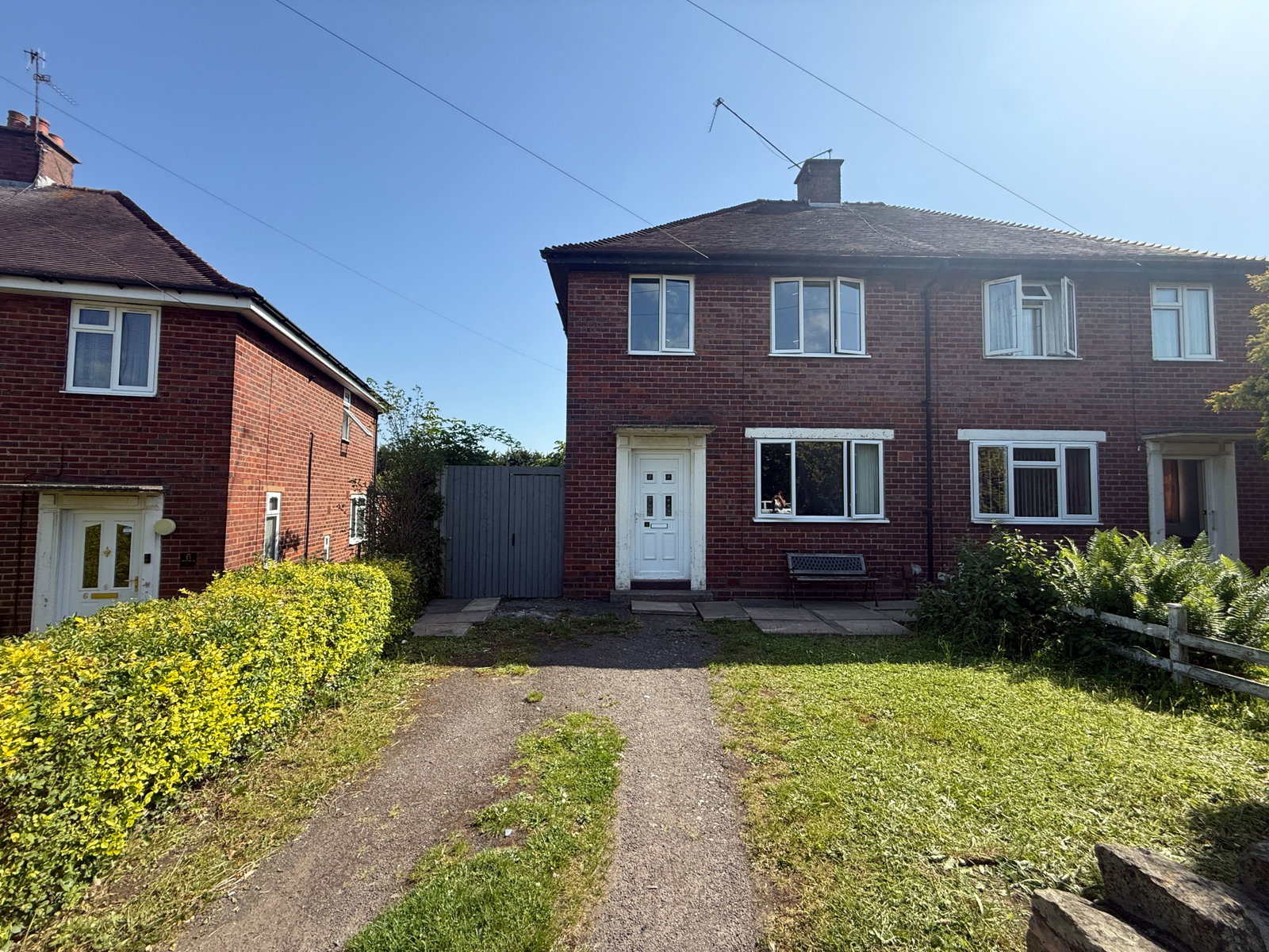 3 bedroom Semi-detached house Under Offer