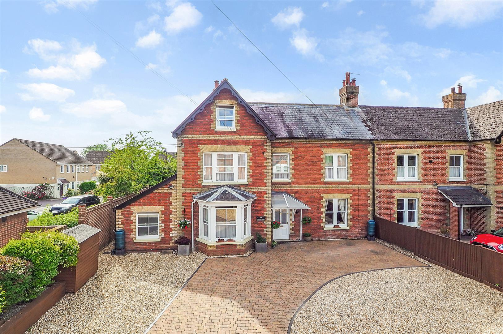 6 bedroom Semi-detached house For Sale