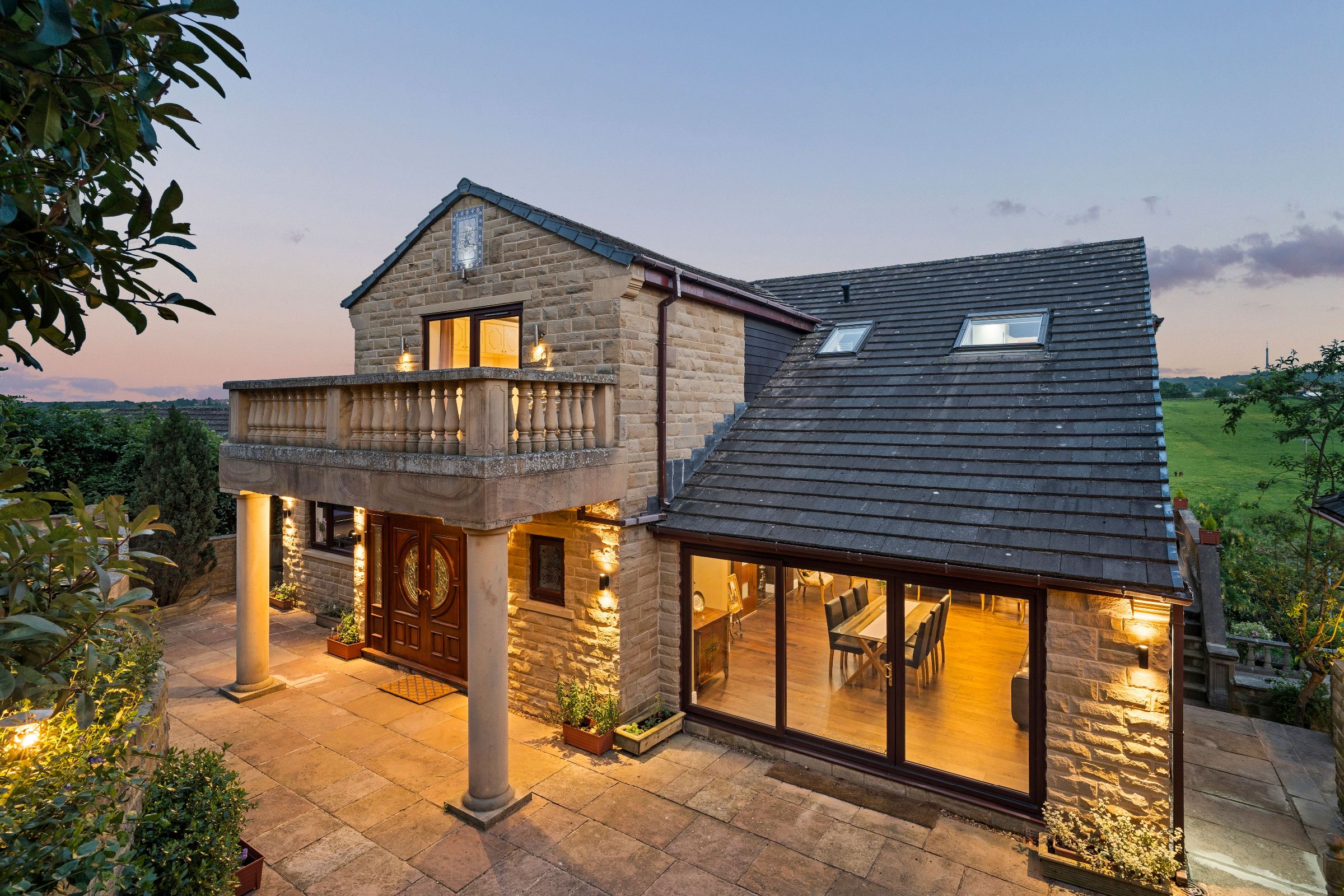 5 bedroom Detached house Under Offer