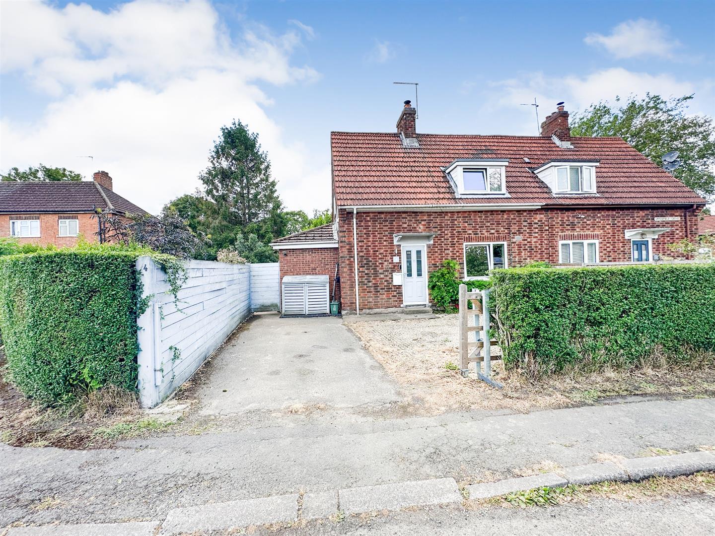 3 bedroom Semi-detached house Under Offer