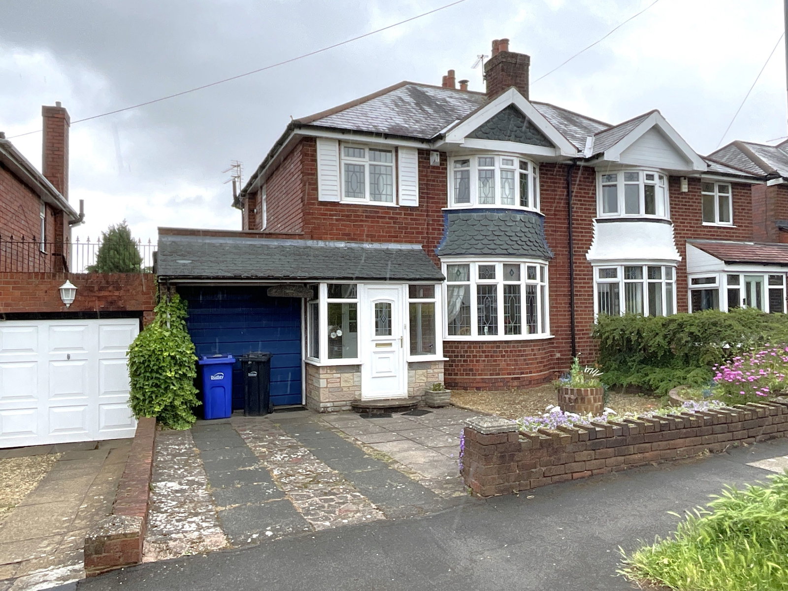 3 bedroom Semi-detached house Under Offer