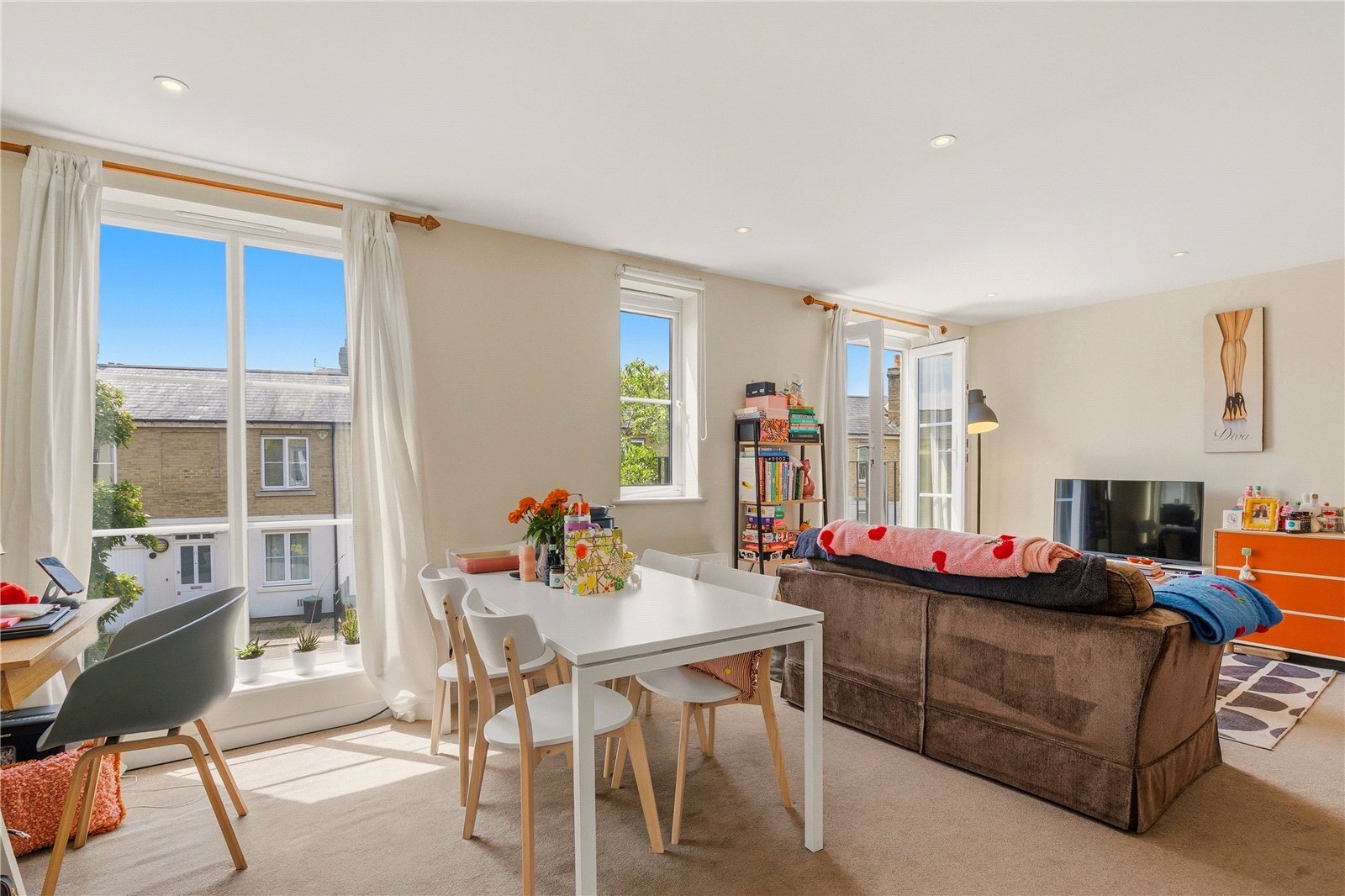 2 bedroom Flat For Sale