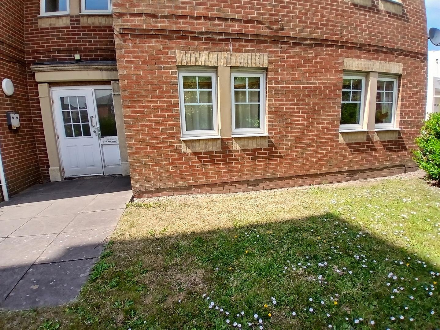 2 bedroom Flat To Let