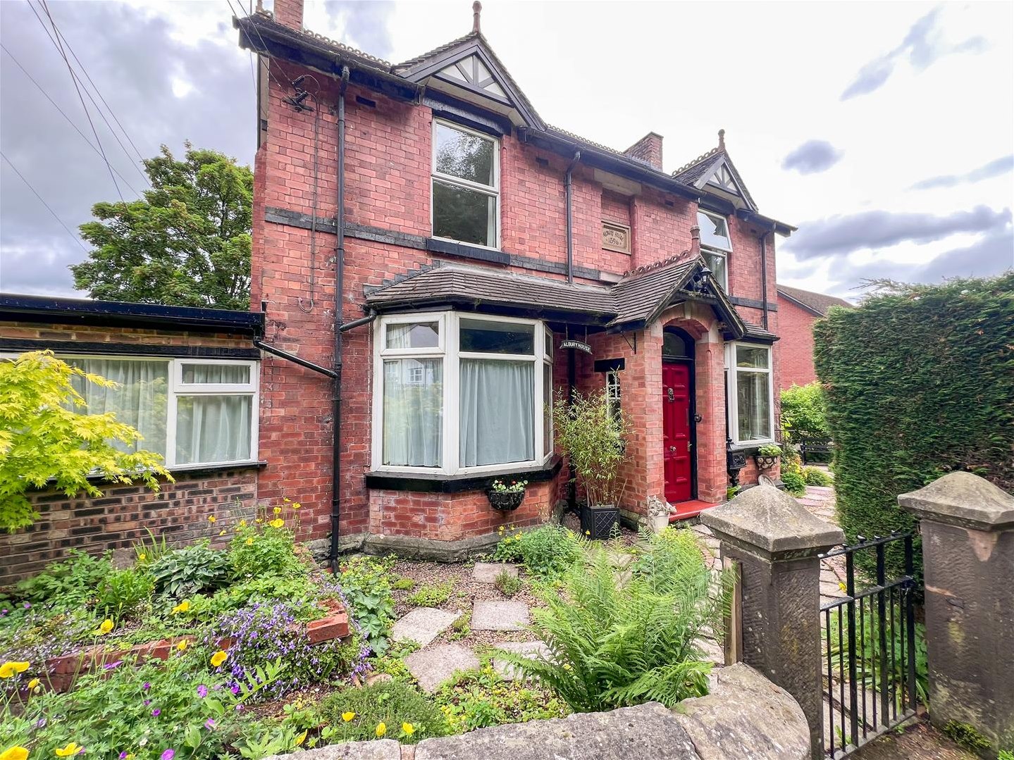 4 bedroom Link detached house For Sale