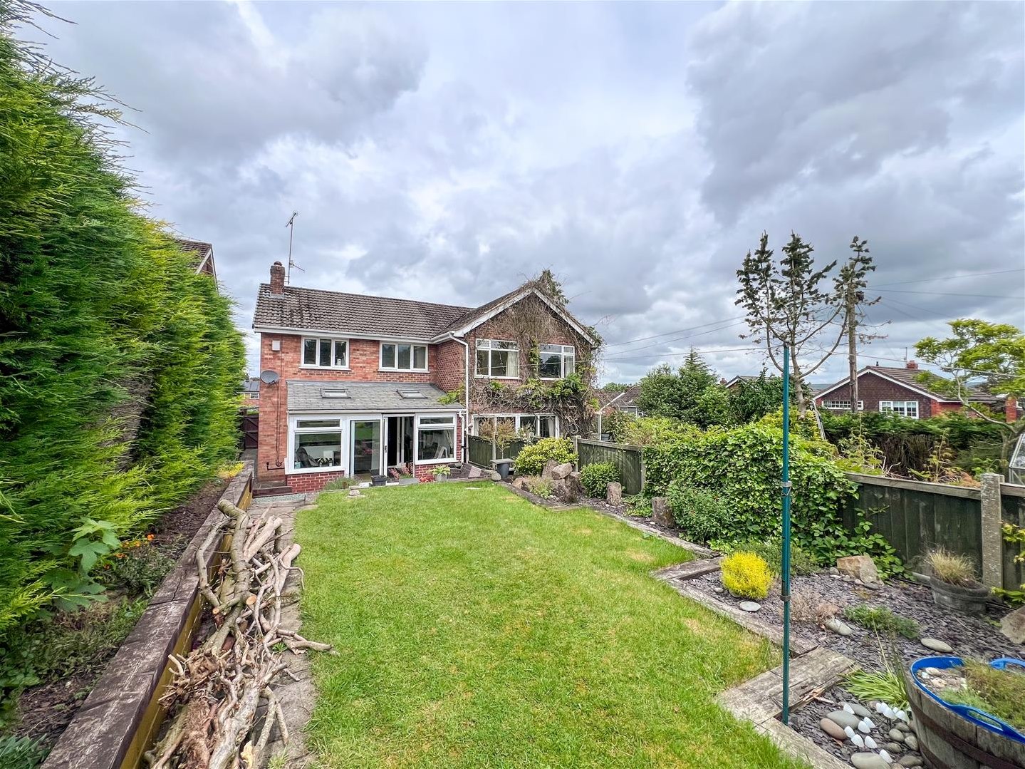 3 bedroom Semi-detached house Under Offer