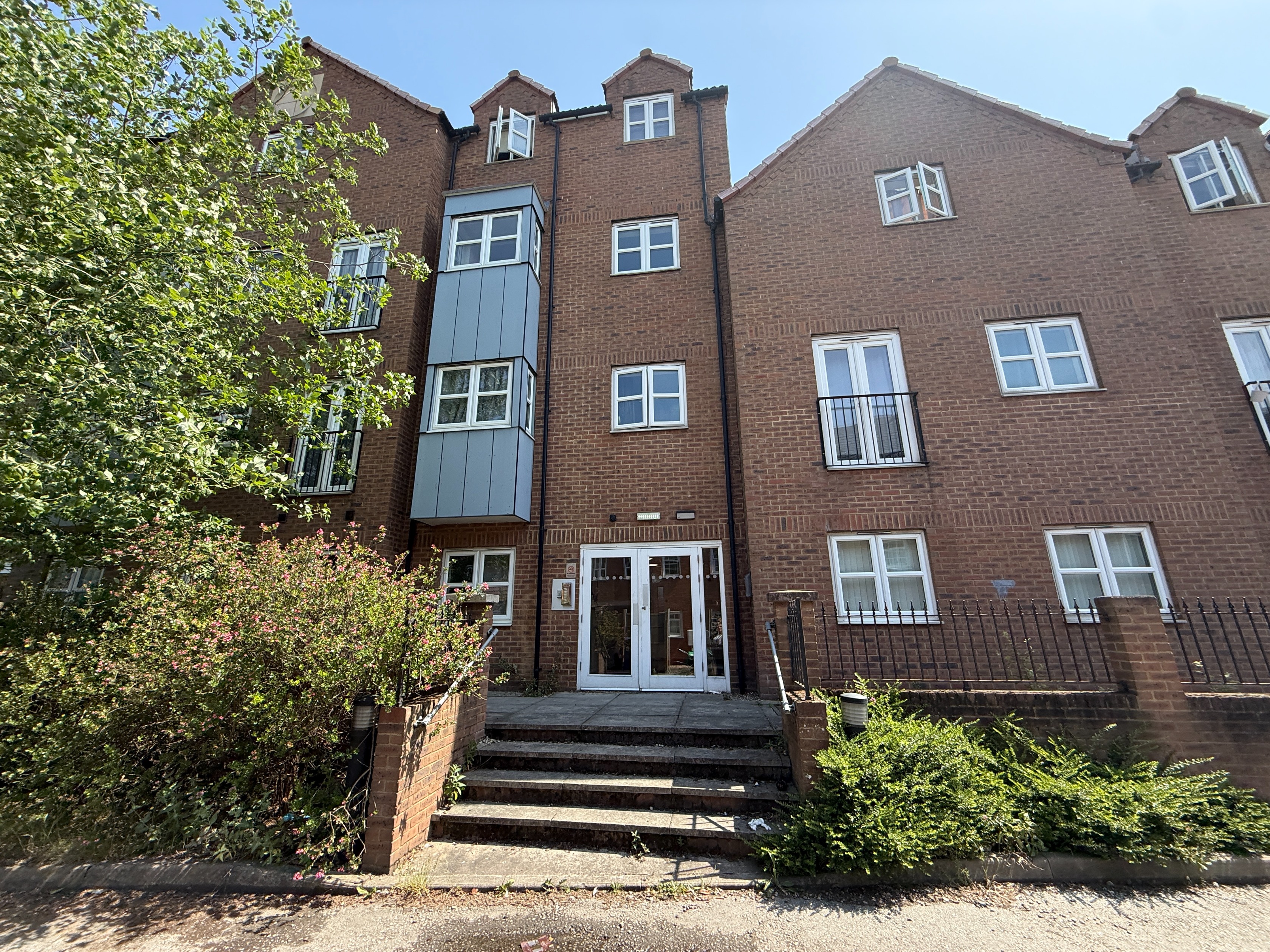 1 bedroom Flat To Let