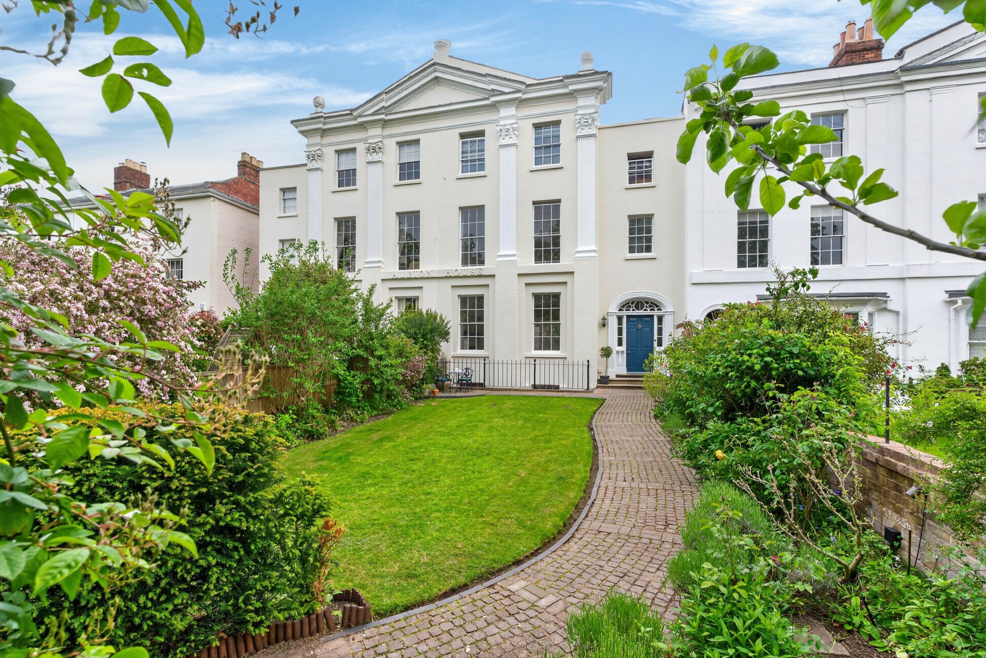 6 bedroom Terraced House For Sale