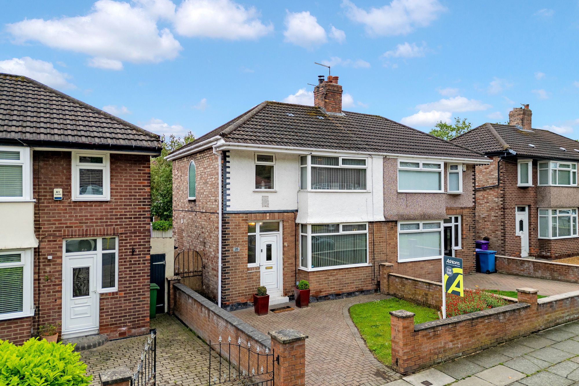3 bedroom Semi-detached house Under Offer