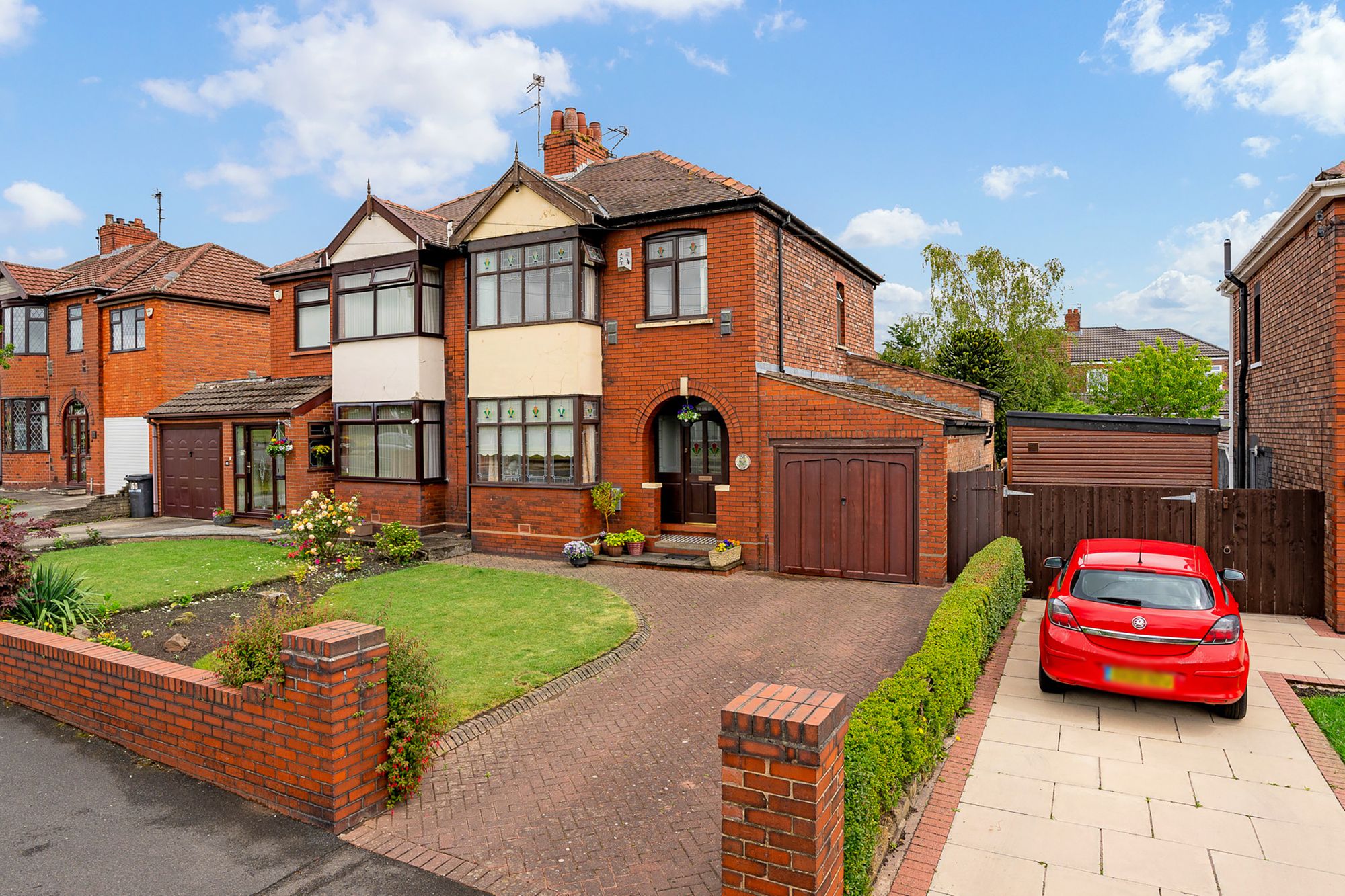3 bedroom Semi-detached house Under Offer