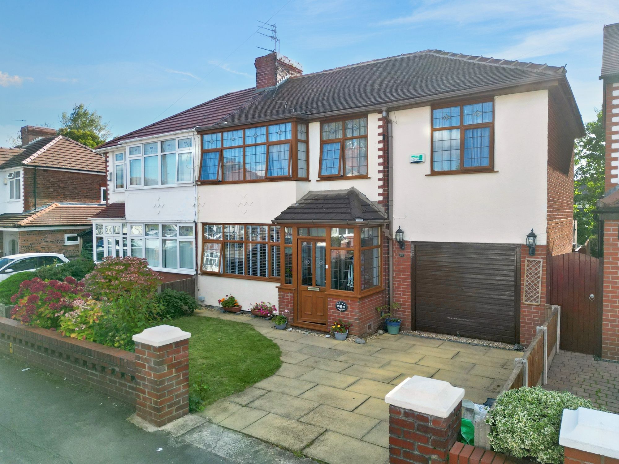 3 bedroom Semi-detached house Under Offer