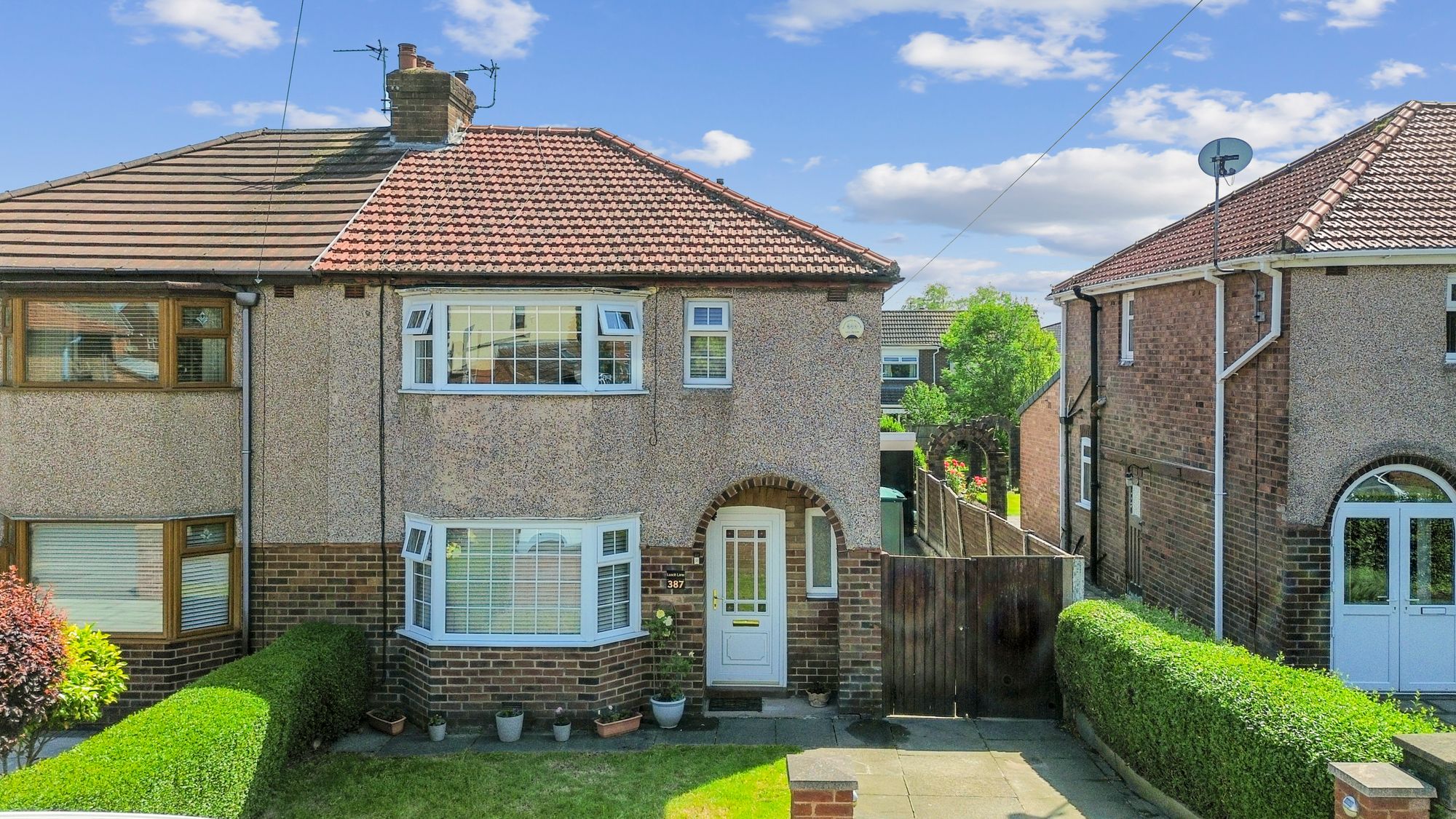 3 bedroom Semi-detached house Under Offer
