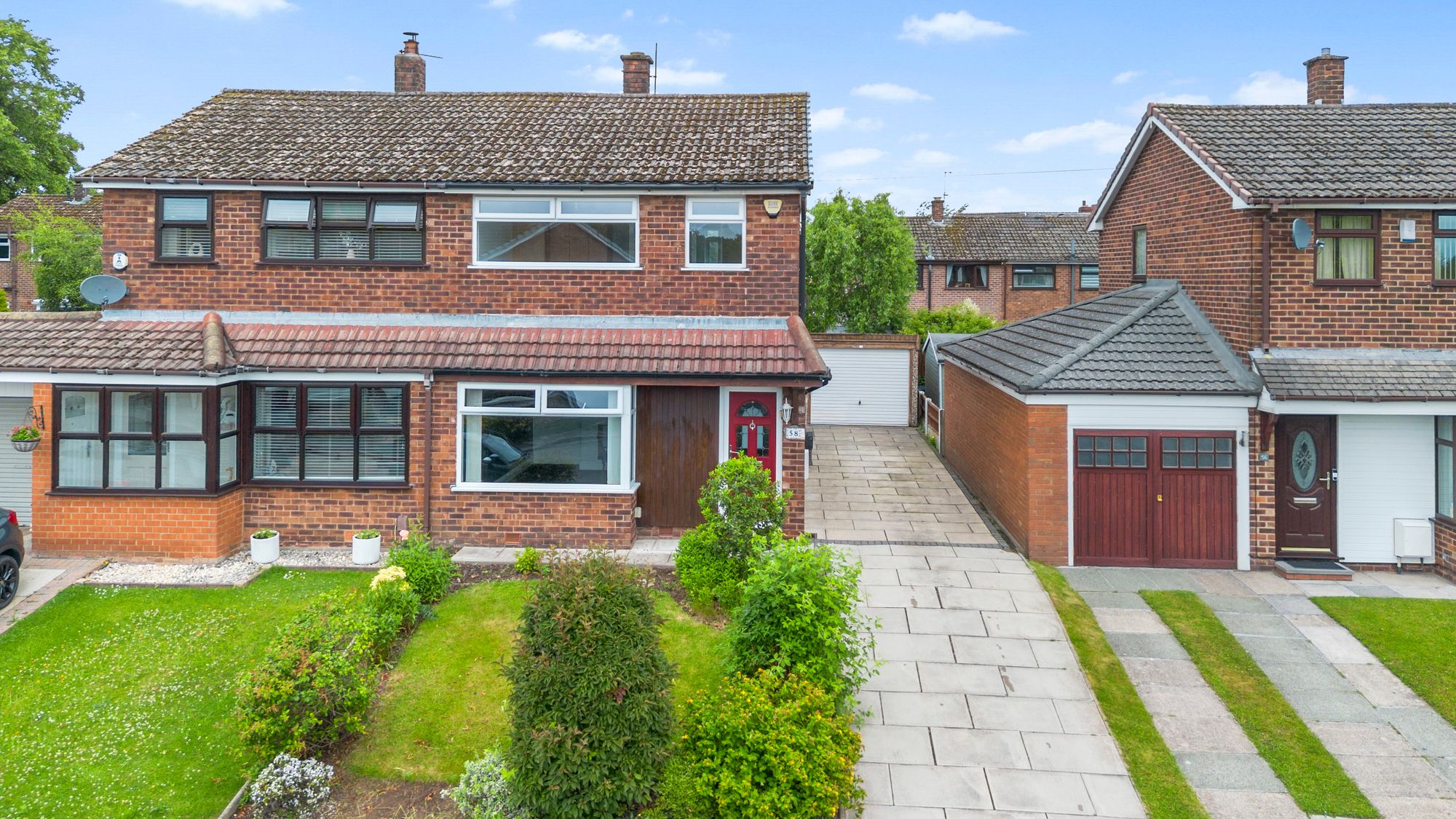 3 bedroom Semi-detached house Under Offer