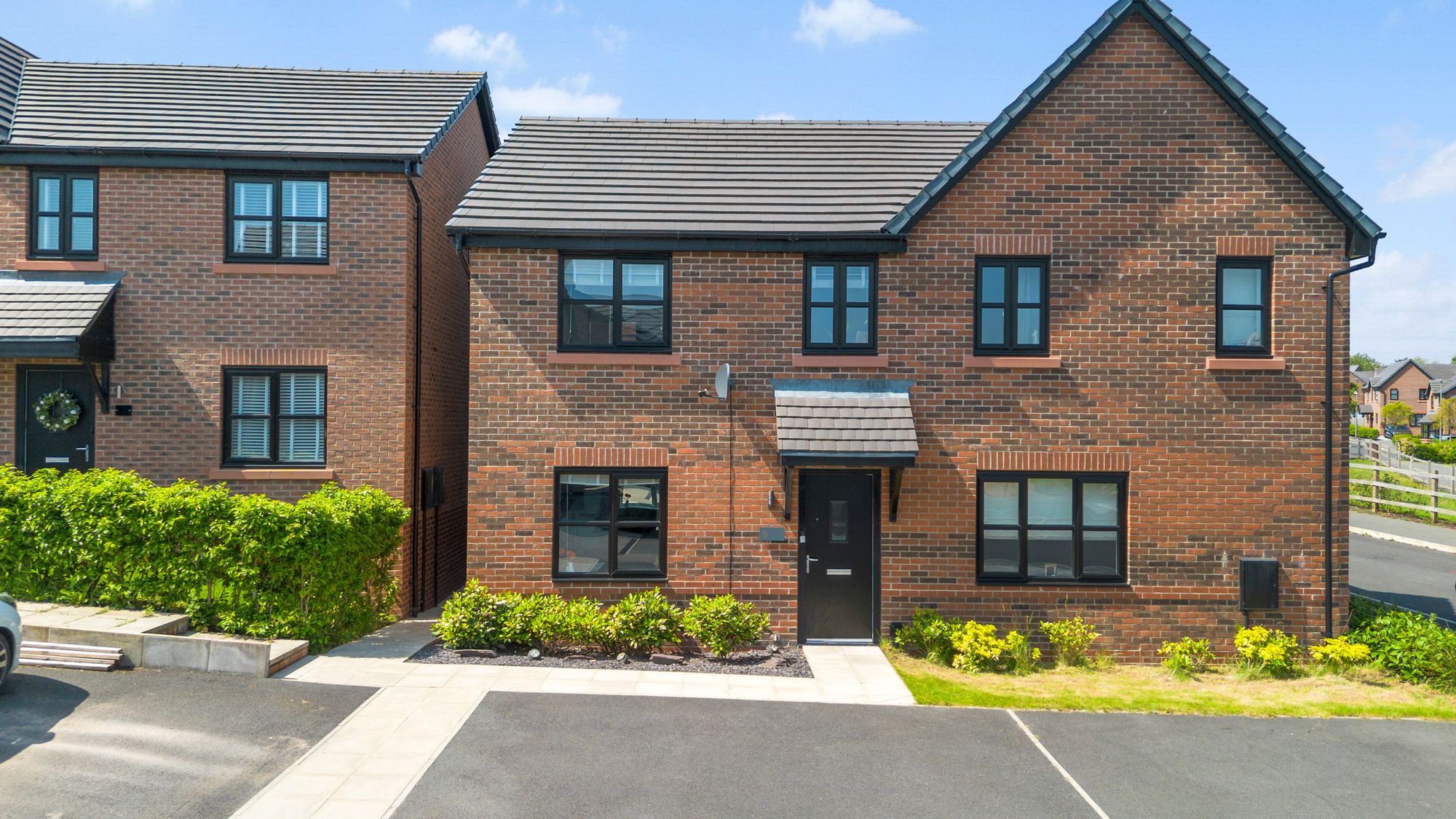 3 bedroom Semi-detached house For Sale