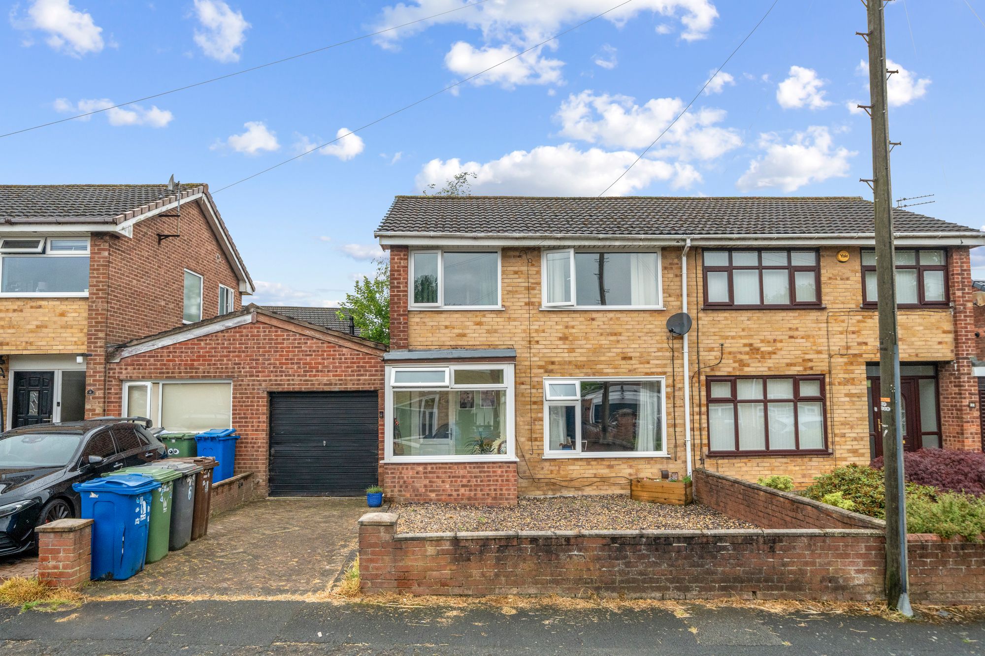 3 bedroom Semi-detached house Under Offer