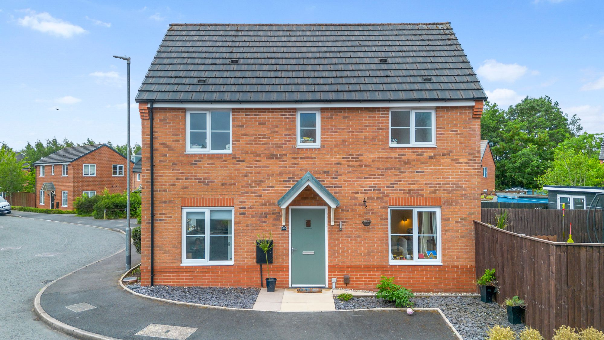 3 bedroom Semi-detached house Under Offer