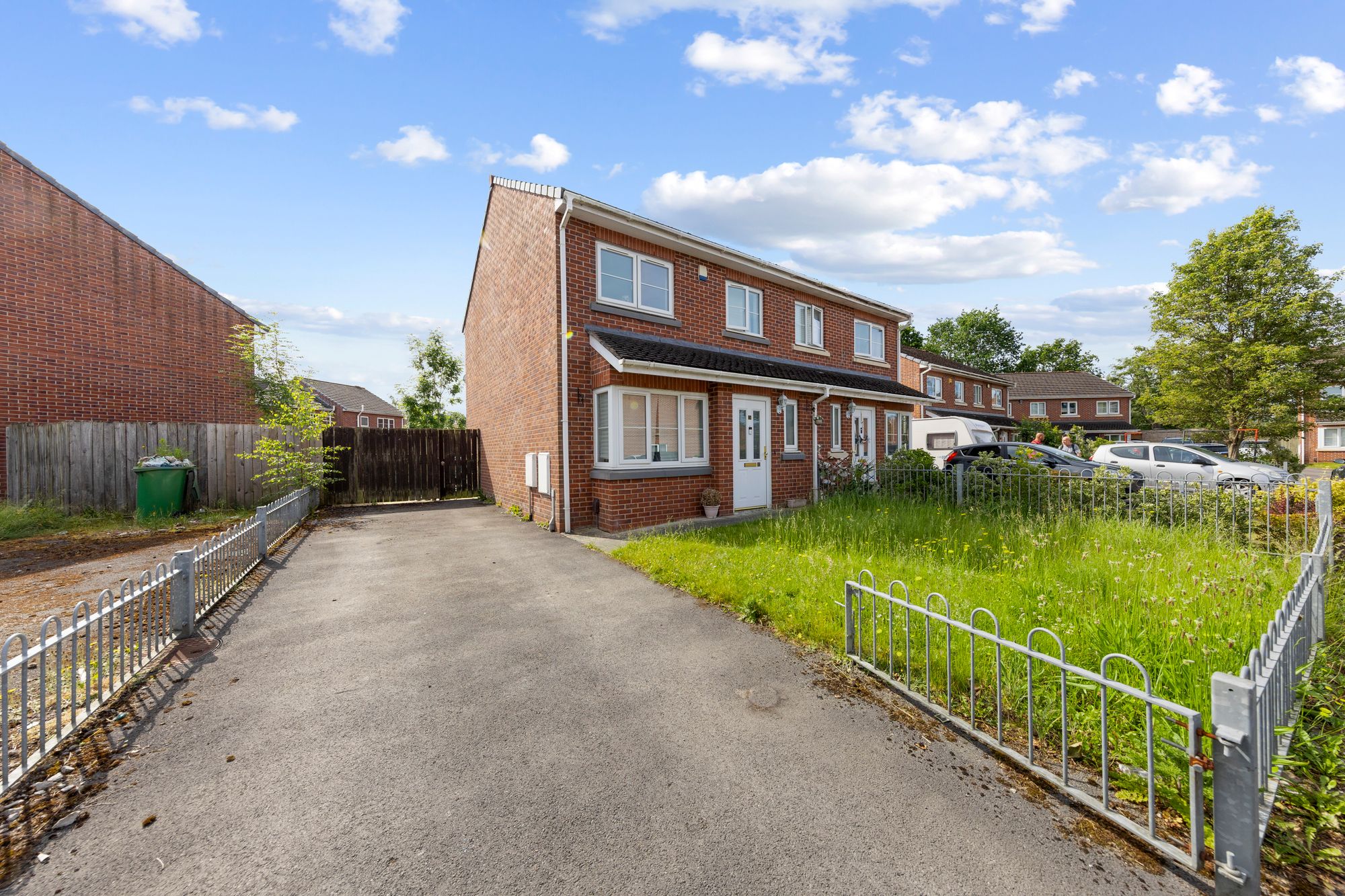 3 bedroom Semi-detached house Under Offer
