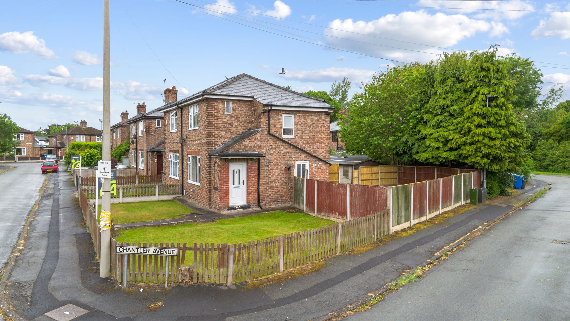 2 bedroom Semi-detached house Under Offer