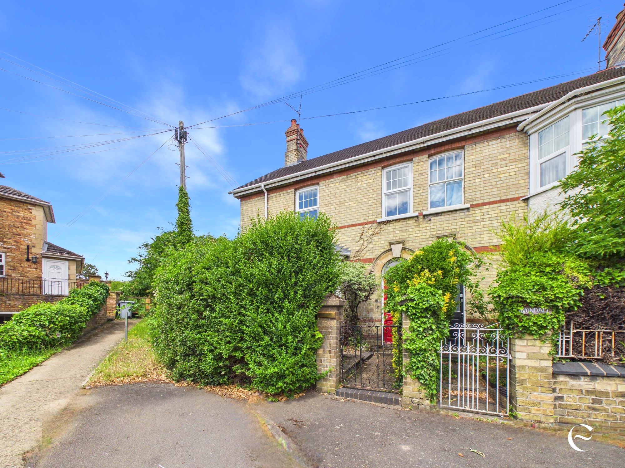 3 bedroom Semi-detached house Under Offer