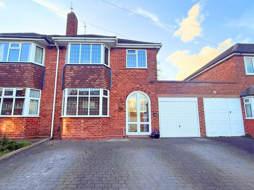 3 bedroom Semi-detached house Under Offer