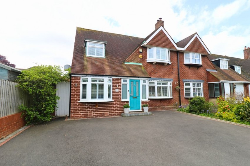 3 bedroom Semi-detached house Under Offer