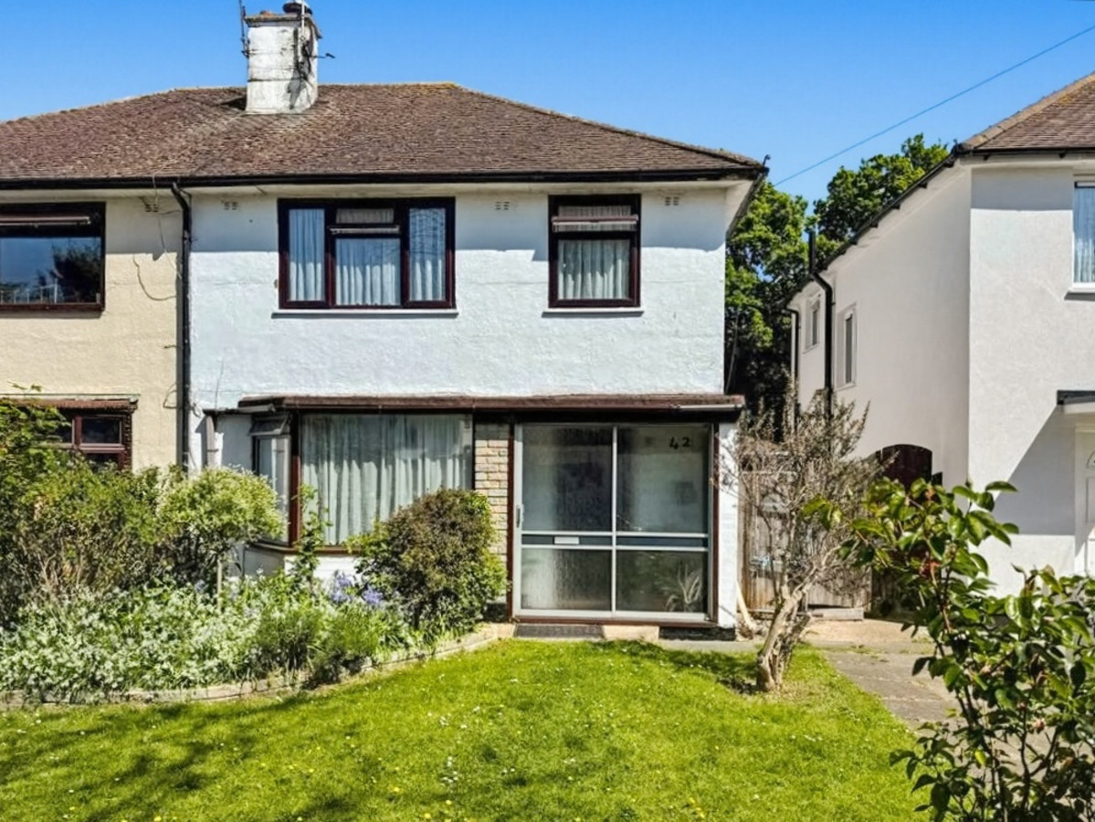 3 bedroom Semi-detached house Under Offer