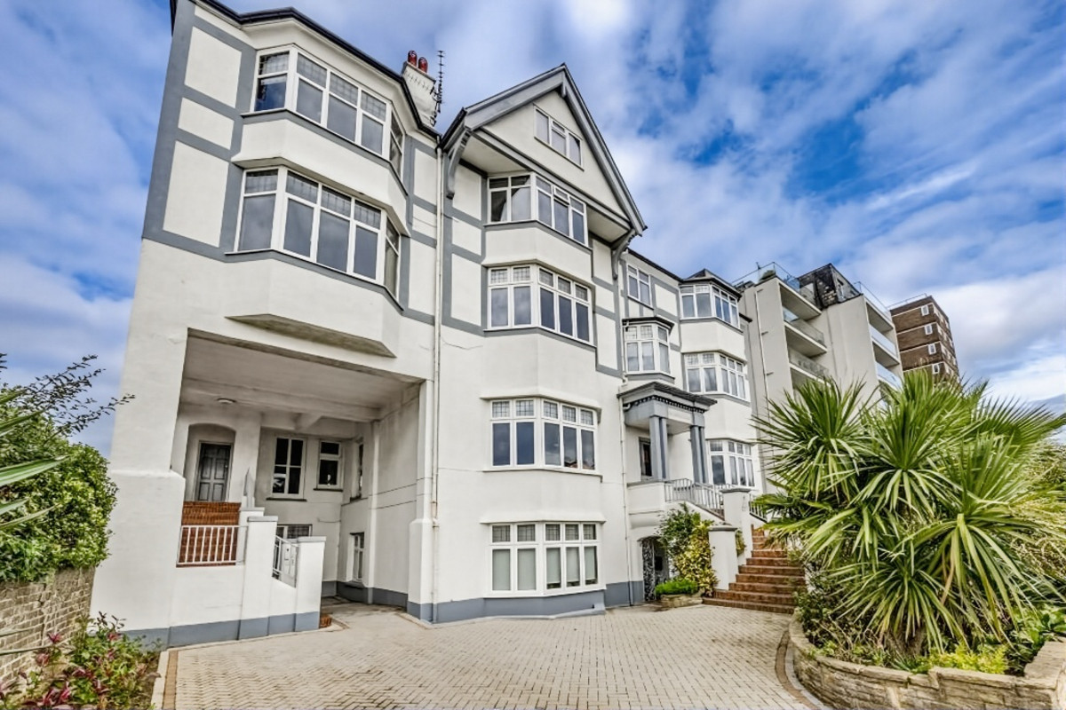 2 bedroom Flat For Sale