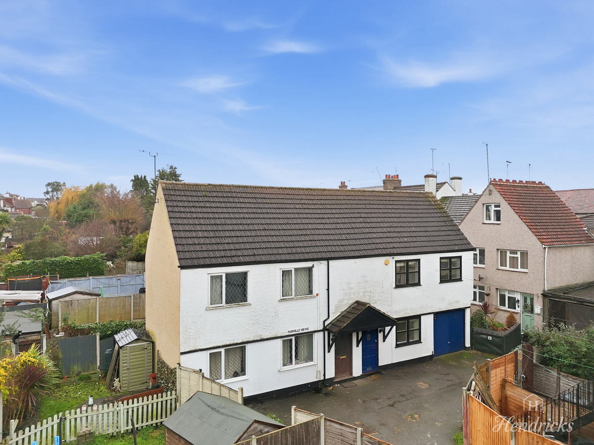 2 bedroom Semi-detached house Under Offer