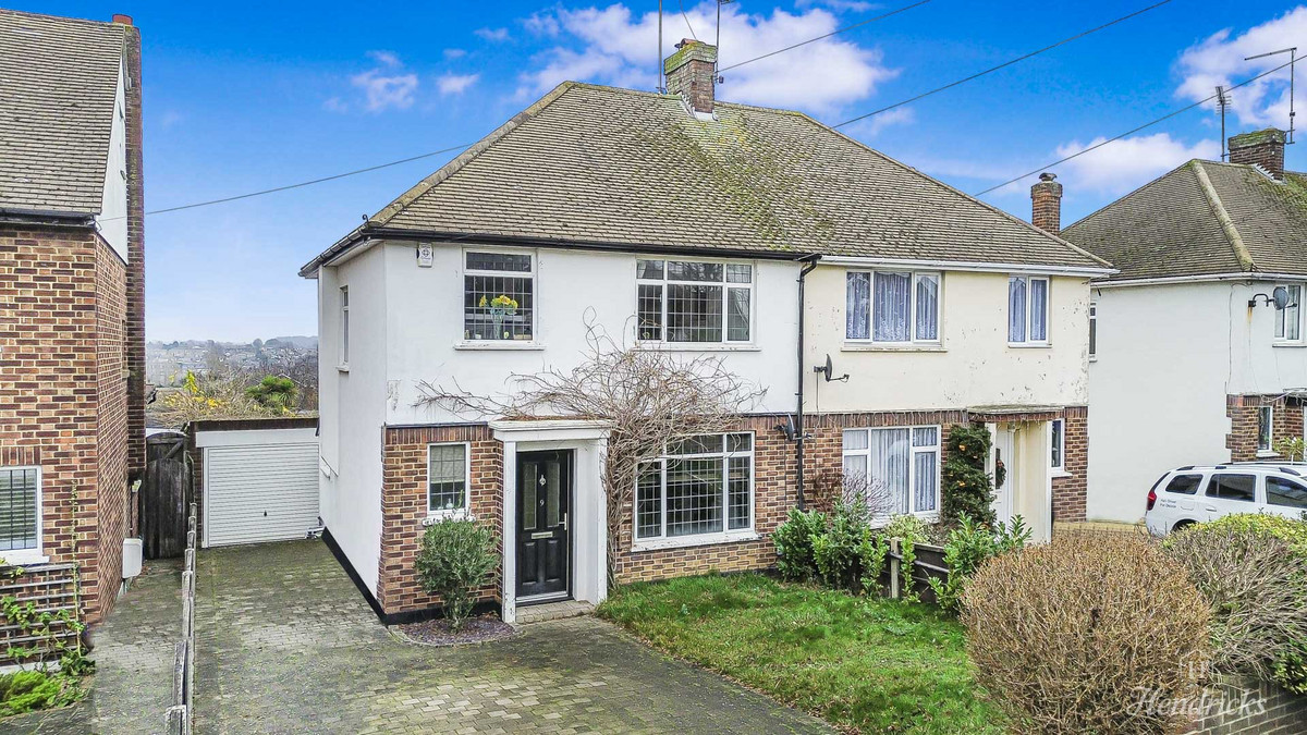 3 bedroom Semi-detached house Under Offer