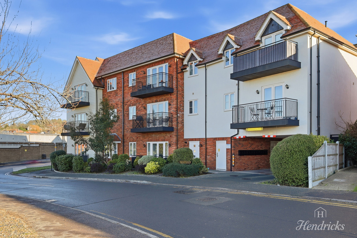 2 bedroom Flat For Sale