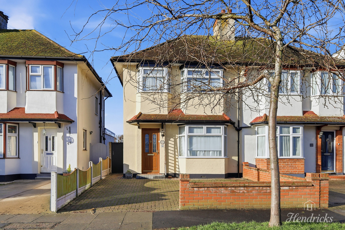 3 bedroom Semi-detached house Under Offer