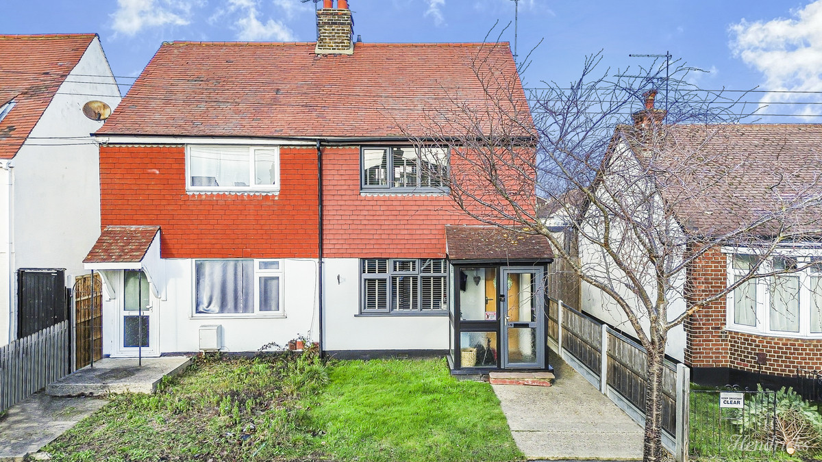2 bedroom Semi-detached house Under Offer