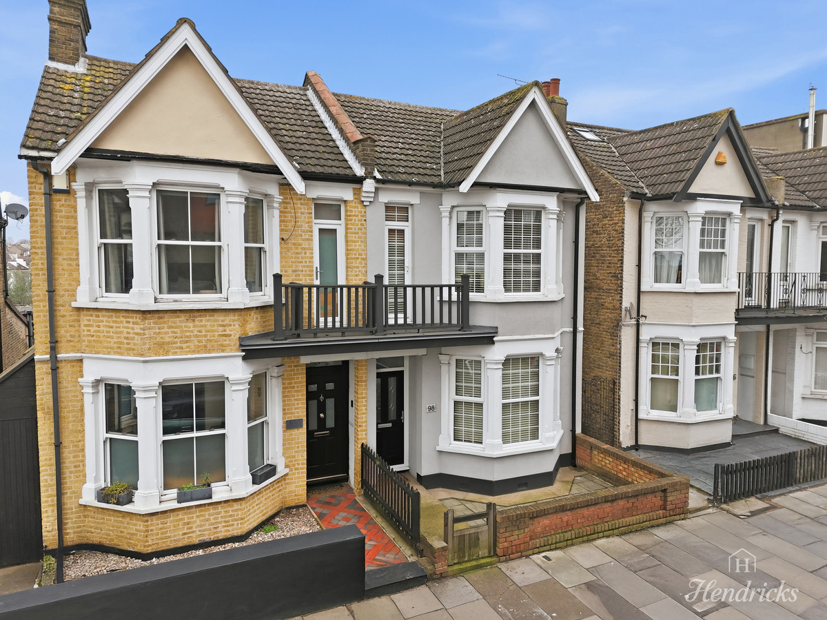 3 bedroom Semi-detached house Under Offer