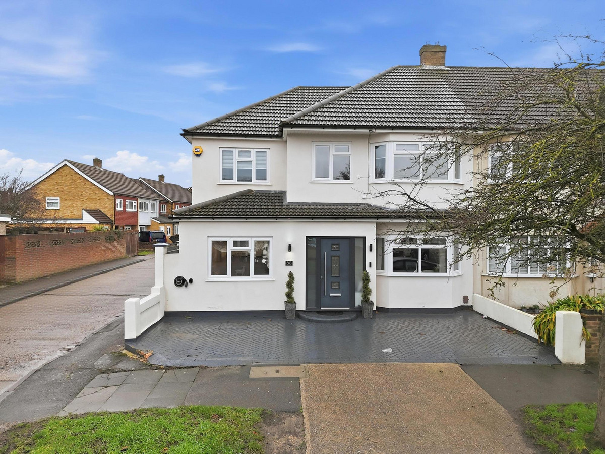 5 bedroom End of terrace house Under Offer