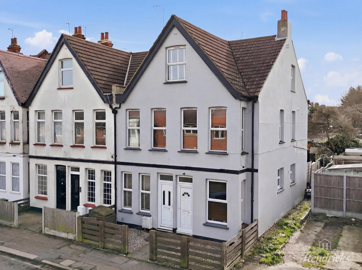 2 bedroom Flat For Sale