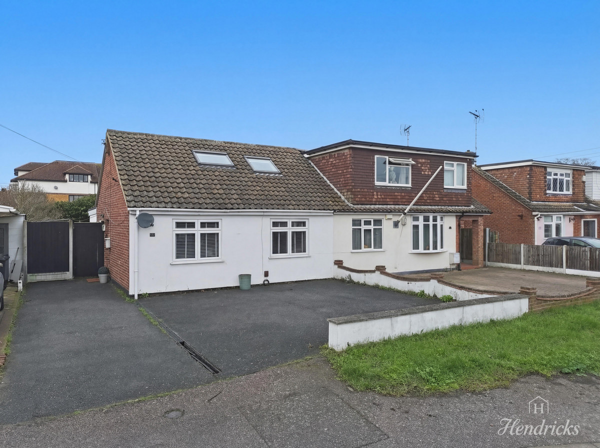 3 bedroom Semi-detached bungalow Under Offer