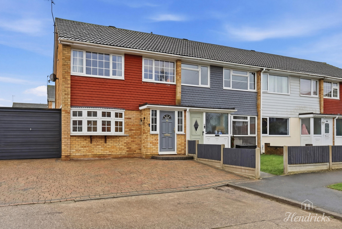 3 bedroom Semi-detached house Under Offer