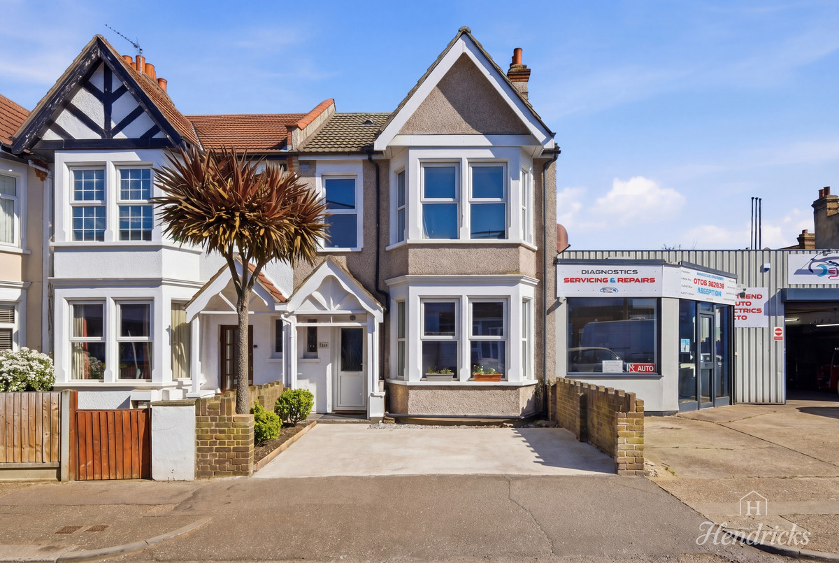 3 bedroom Semi-detached house Under Offer