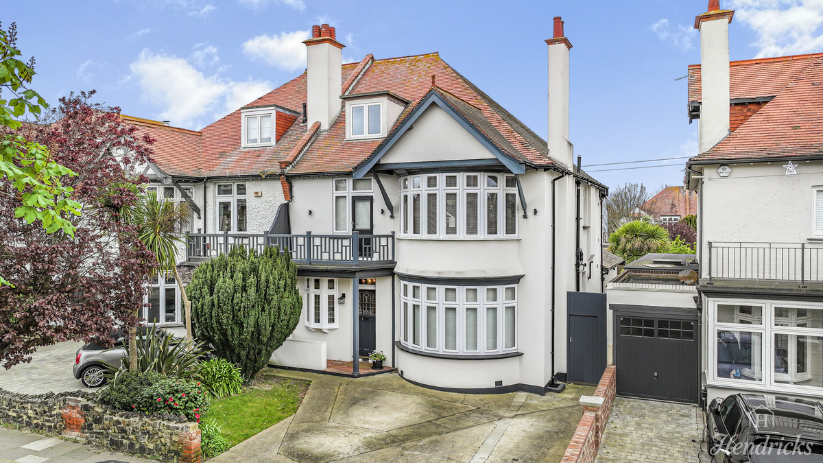 6 bedroom Semi-detached house For Sale