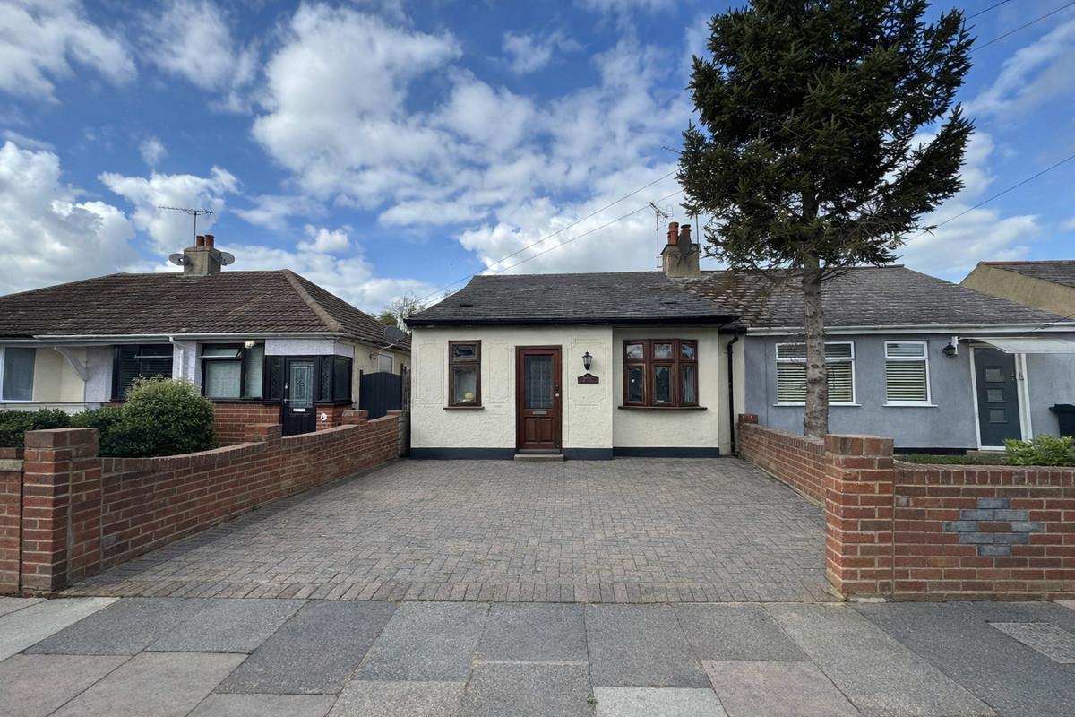 3 bedroom Bungalow Under Offer