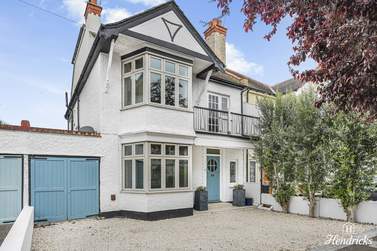 5 bedroom Semi-detached house Under Offer