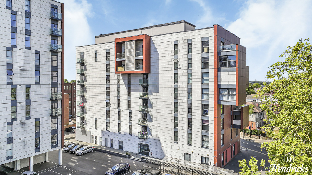 2 bedroom Flat For Sale