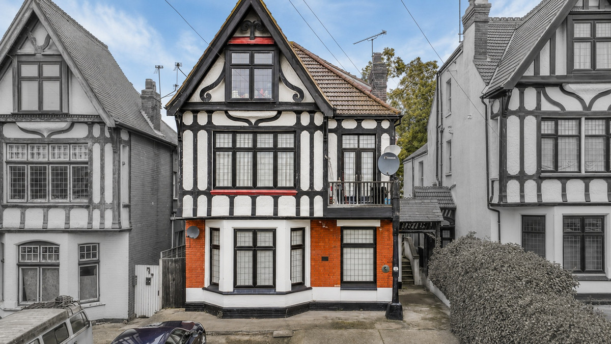 3 bedroom Flat For Sale