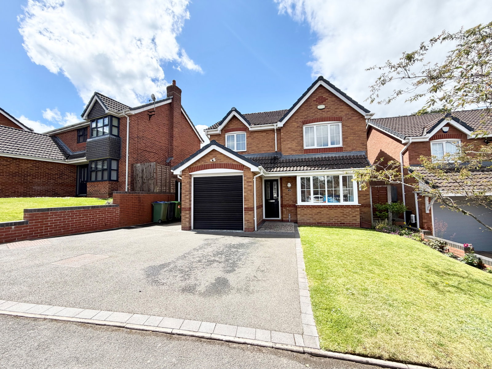 3 bedroom Detached house Under Offer