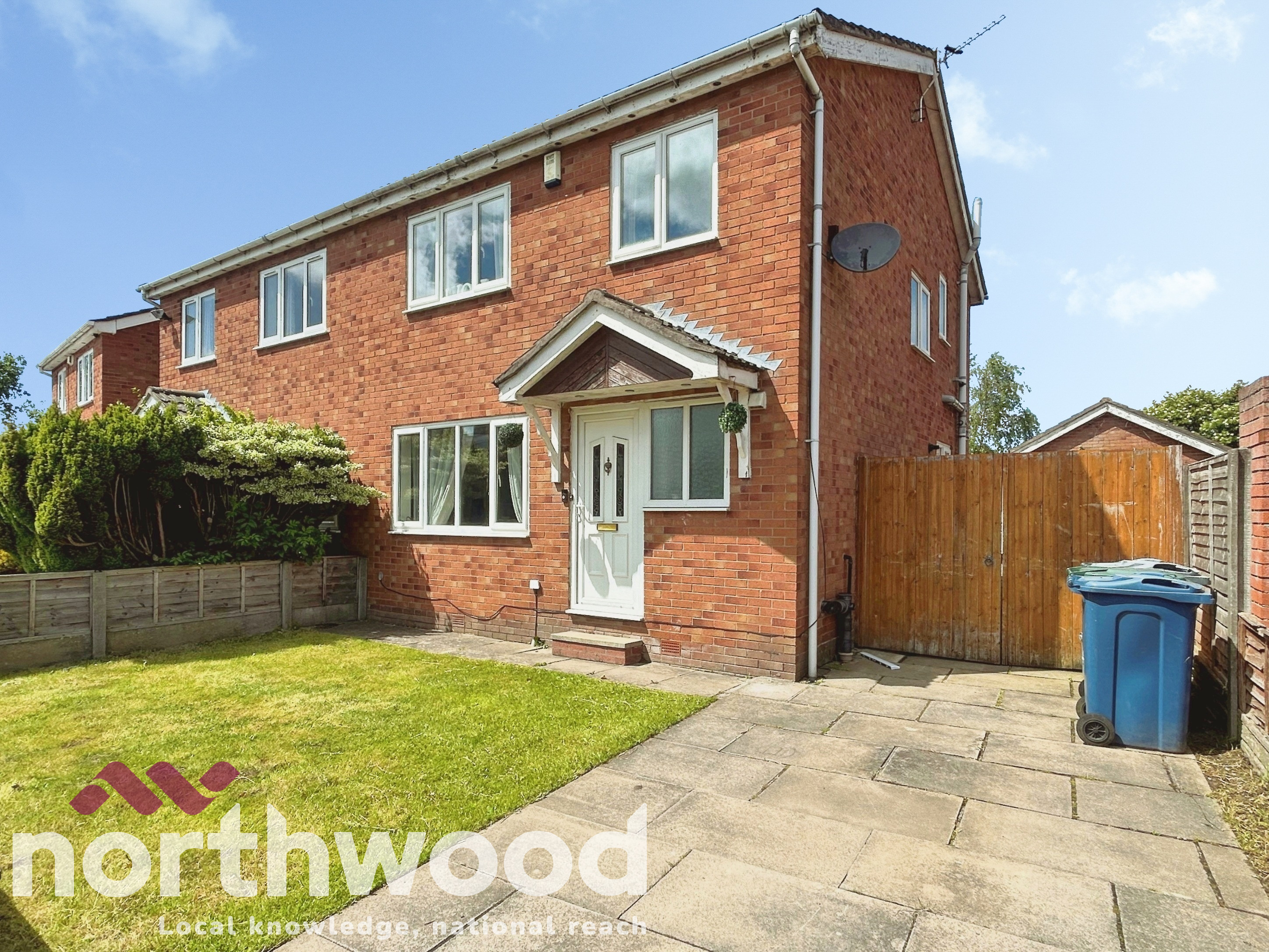 3 bedroom Semi-detached house Under Offer