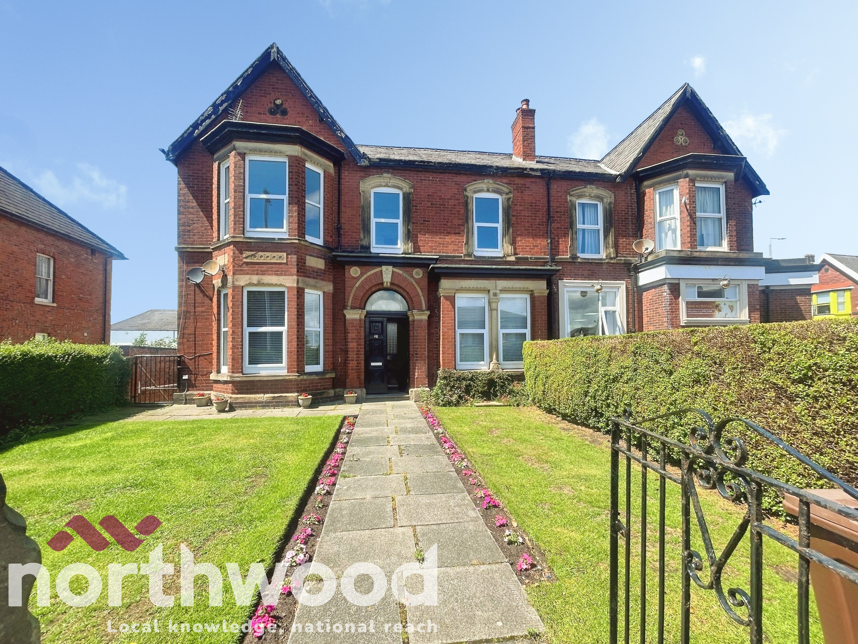 3 bedroom Flat For Sale
