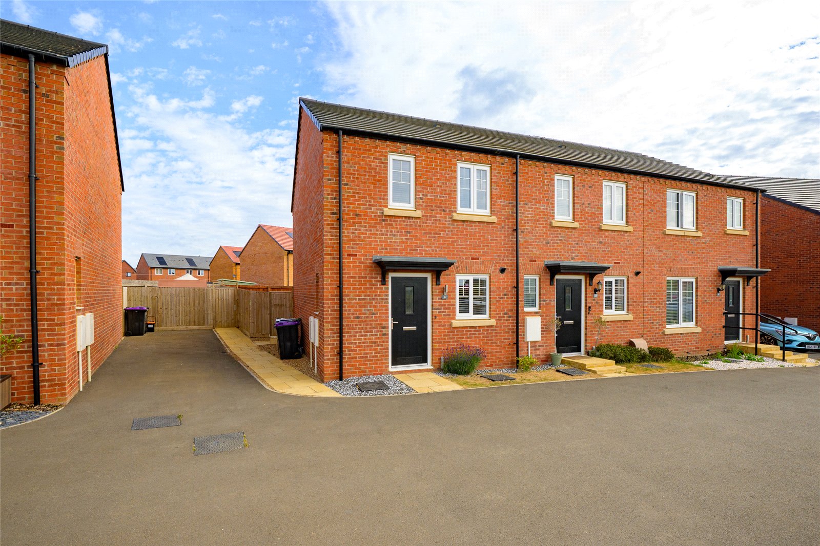 2 bedroom Semi-detached house Under Offer