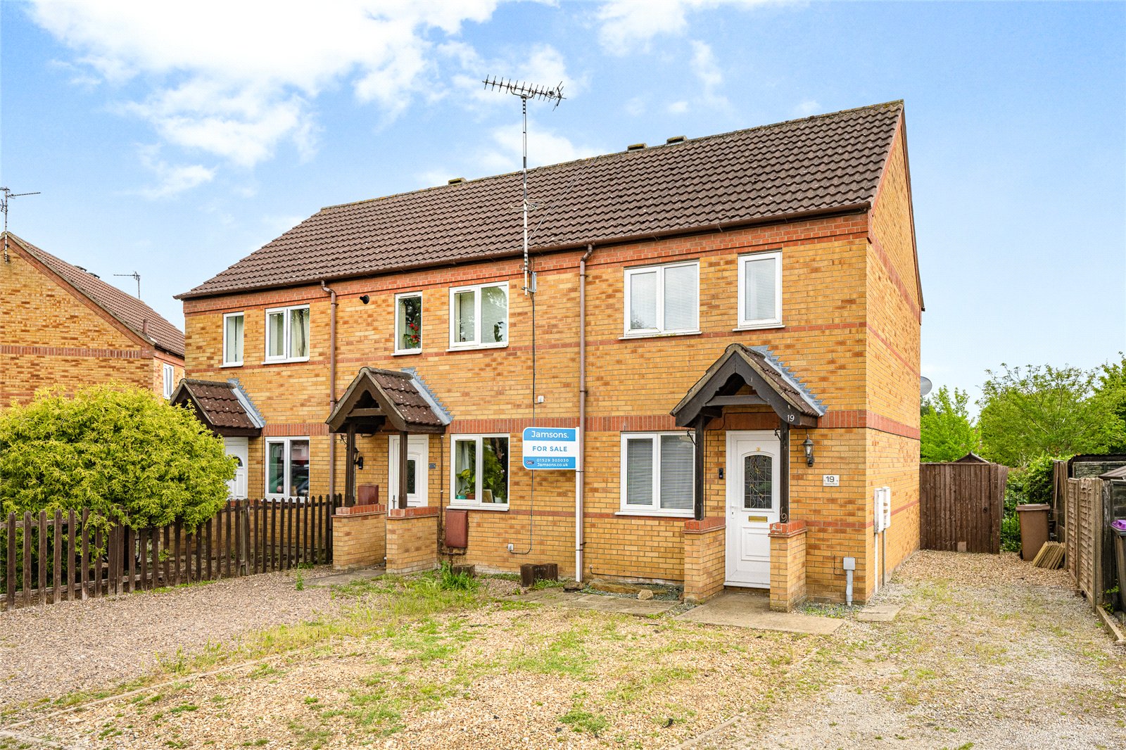 2 bedroom Semi-detached house Under Offer