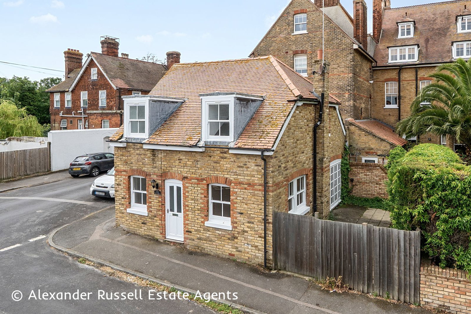 3 bedroom Semi-detached house Under Offer